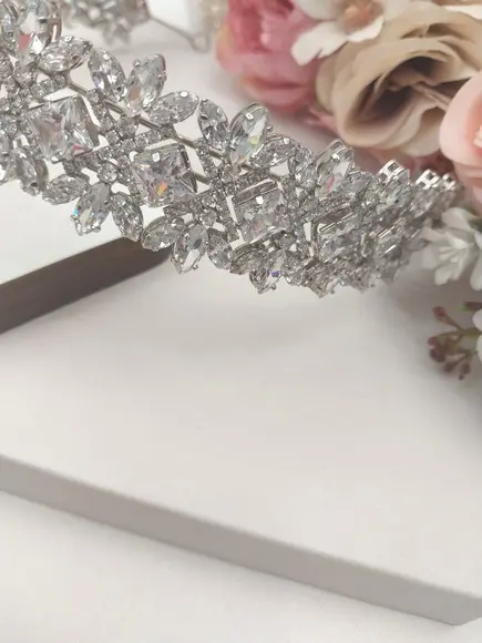 Tiara ou Porta Coque para Noivas Feita em Zirconias