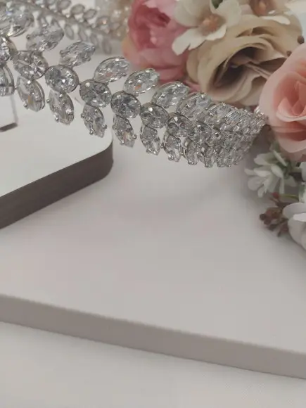 Tiara ou Porta Coque para Noivas Feita em Zirconias
