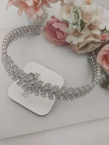 Tiara ou Porta Coque para Noivas Feita em Zirconias