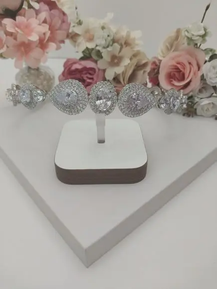Tiara ou Porta Coque para Noivas Feita em Zirconias