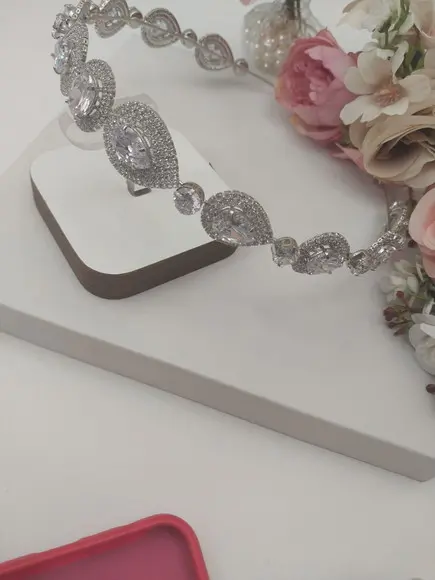 Tiara ou Porta Coque para Noivas Feita em Zirconias