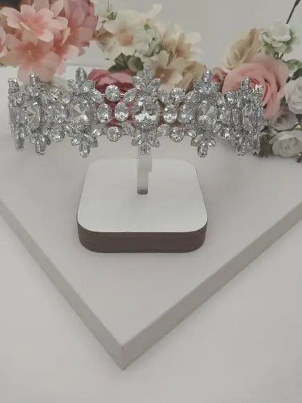 Tiara ou Porta Coque para Noivas Feita em Zirconias