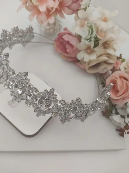 Tiara ou Porta Coque para Noivas Feita em Zirconias