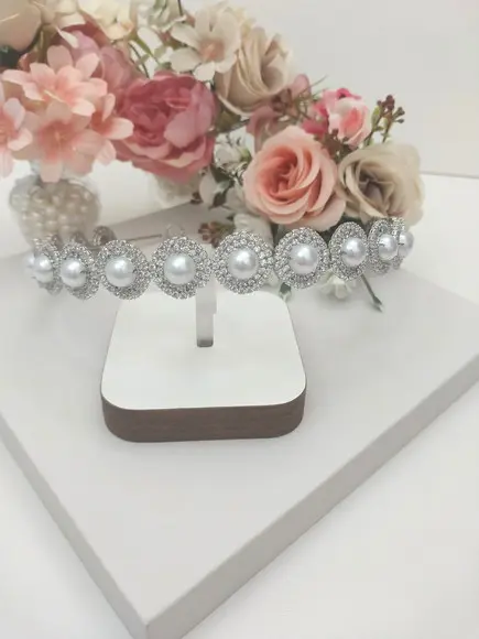 Tiara ou Porta Coque para Noivas Feita em Zirconias Perolas