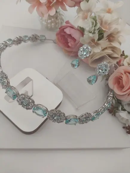 Tiara  Porta Coque para Noivas Feita em Zirconia Azul