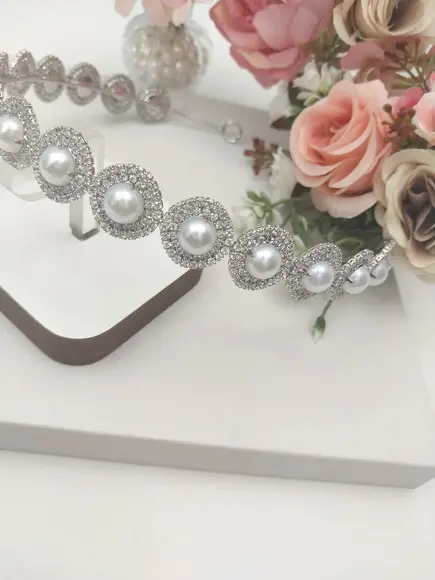 Tiara ou Porta Coque para Noivas Feita em Zirconias Perolas