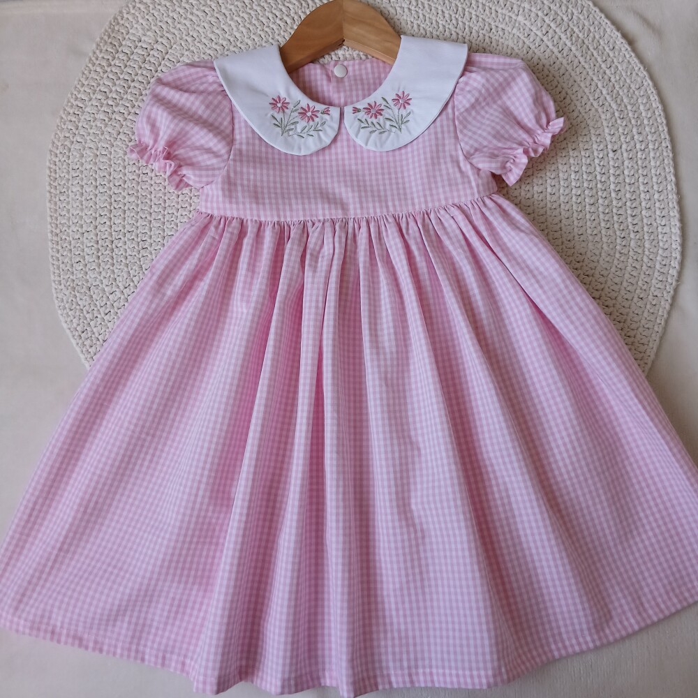 Vestido bebê xadrez rosa com gola bordada