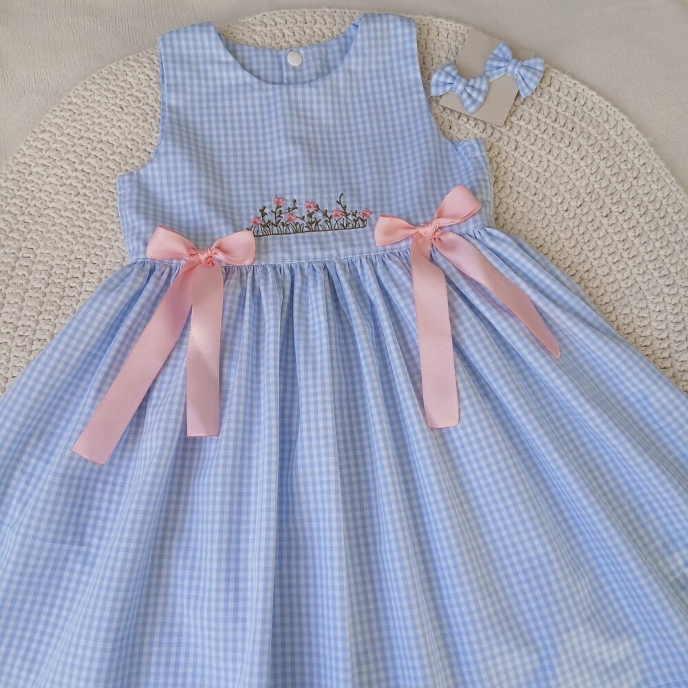 Vestido bebê xadrez azul bordado