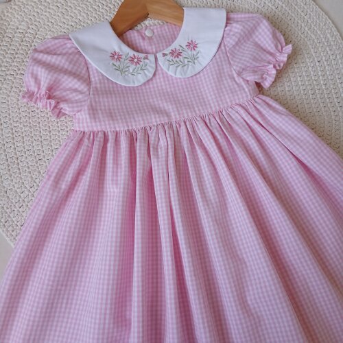 Vestido bebê xadrez rosa com gola bordada