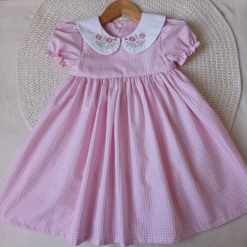 Vestido bebê xadrez rosa com gola bordada