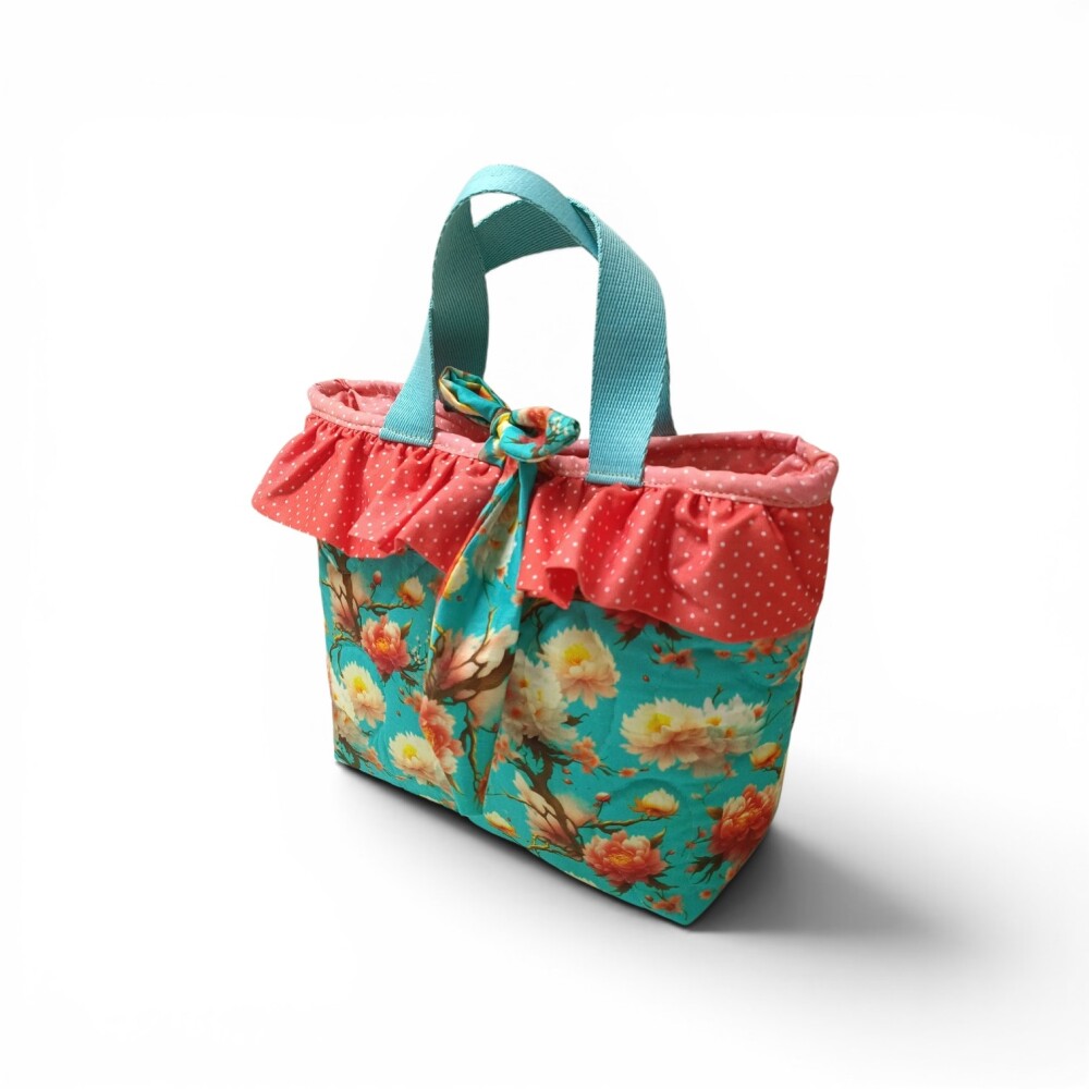 Bolsa Cecília artesanal em tricoline com babado e lacinho ✨
