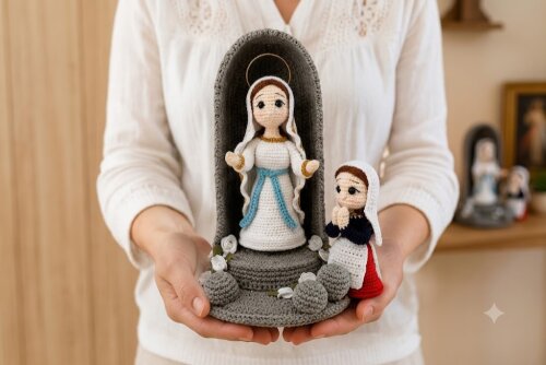 Nossa Senhora de Lourdes e Santa Bernadete em Amigurumi | Oratório Artesanal de Fé | Decoração Religiosa