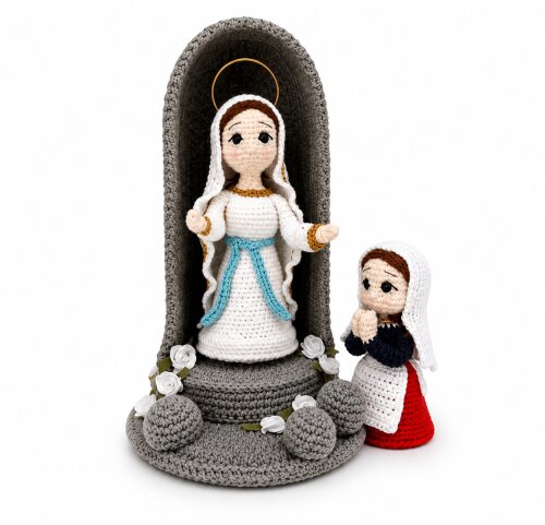 Nossa Senhora de Lourdes e Santa Bernadete em Amigurumi | Oratór