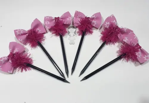 Lápis com Lacinhos e Plumas
