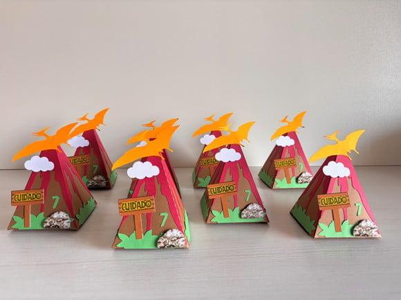 Caixa Pirâmide Vulcão Festa Dinossauro