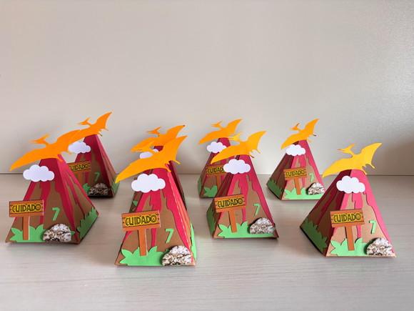 Caixa Pirâmide Vulcão Festa Dinossauro