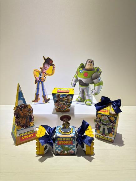 Kit Festa Toy Story 20 Lembrancinhas + 2 Displays de Mesa