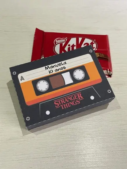 Caixa Fita Cassete Kit Kat Stranger Things
