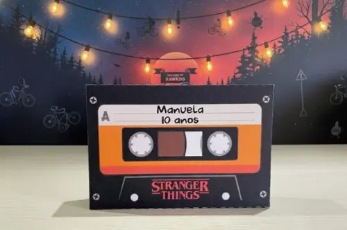 Caixa Fita Cassete Kit Kat Stranger Things