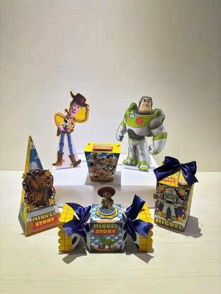 Kit Festa Toy Story 20 Lembrancinhas + 2 Displays de Mesa