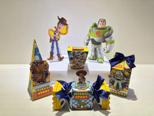Kit Festa Toy Story 20 Lembrancinhas + 2 Displays de Mesa