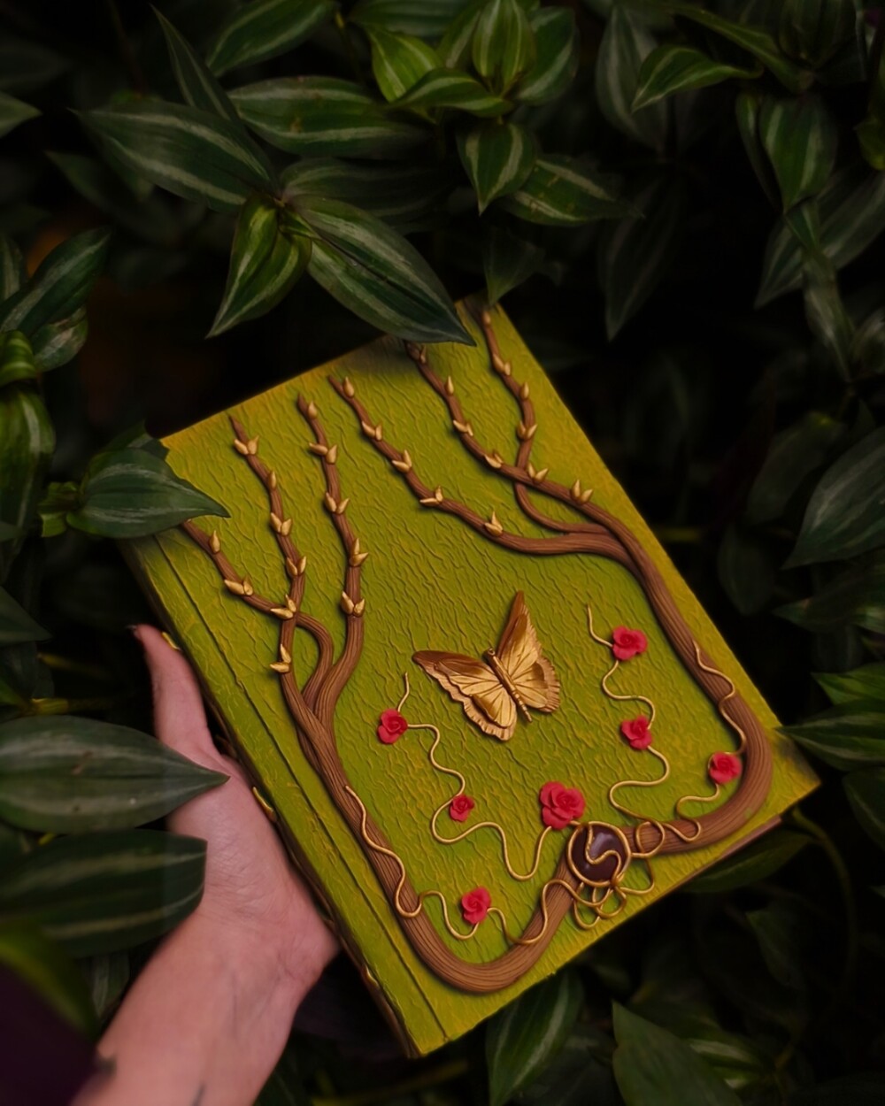 Diário Vintage com folhas envelhecidas - Borboleta Vintage com f