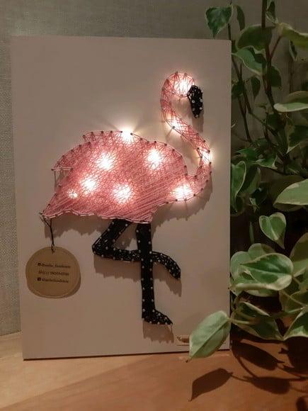 Quadro Flamingo com led em String Art