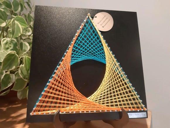 Quadro Pirâmide em String Art