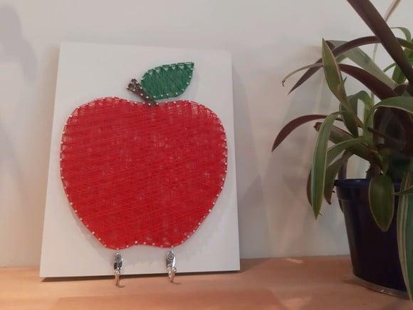 Quadro porta pano de copa ou chave string art maçã