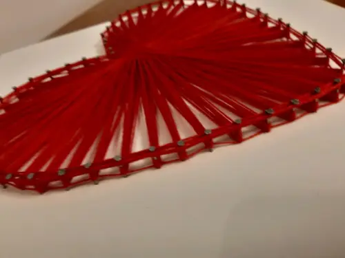Quadro Coração Vermelho em String Art