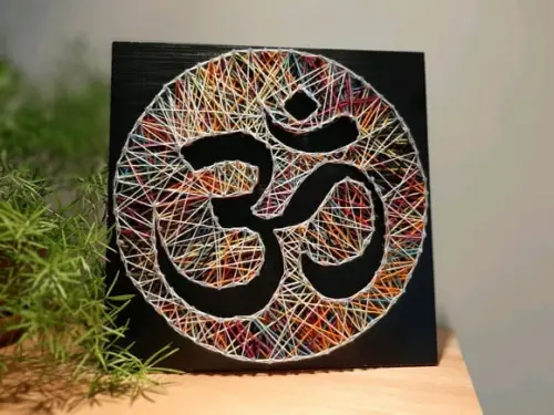 Quadro Om em String Art