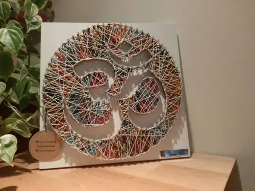 Quadro Om em String Art