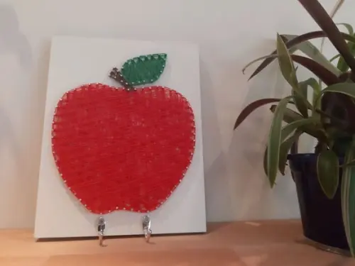 Quadro porta pano de copa ou chave string art maçã