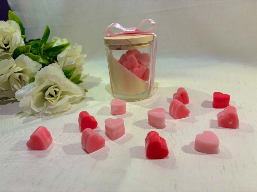 vela aromática e mini corações