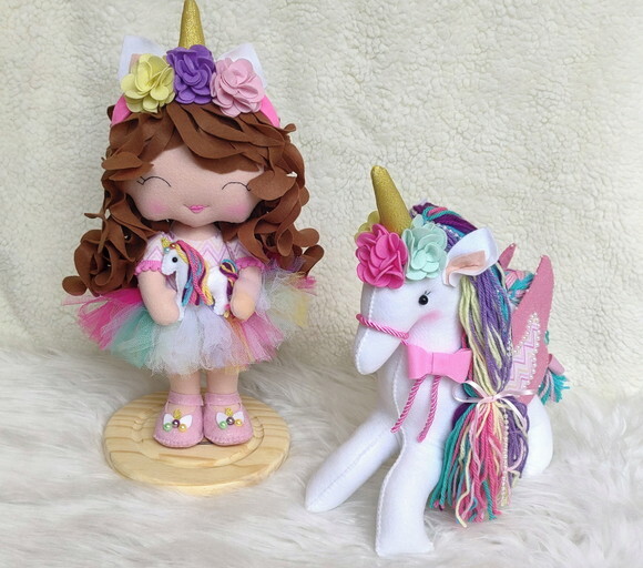 kit Boneca cabelo ondulado e Unicórnio  pra Decoração