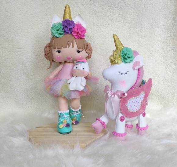 Boneca e unicornio para decoração(modelo de botinha)