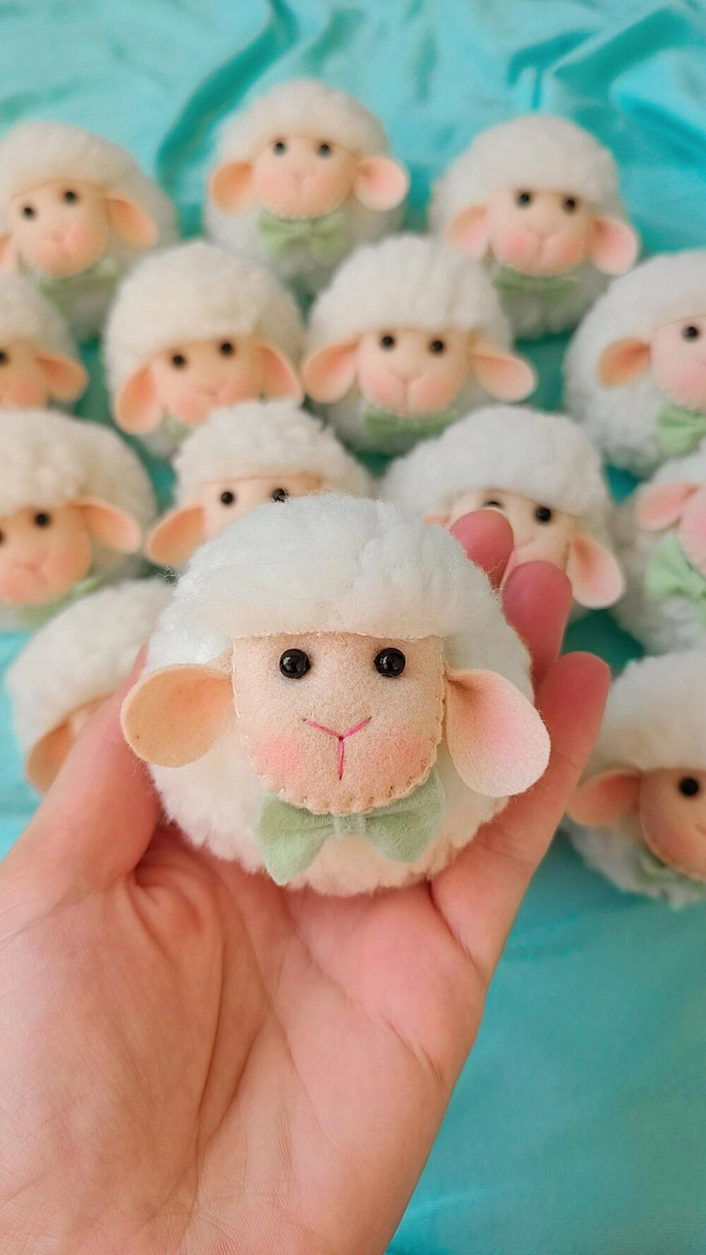 Lembrancinha Chaveiro Ovelhinha de Pelúcia e Feltro