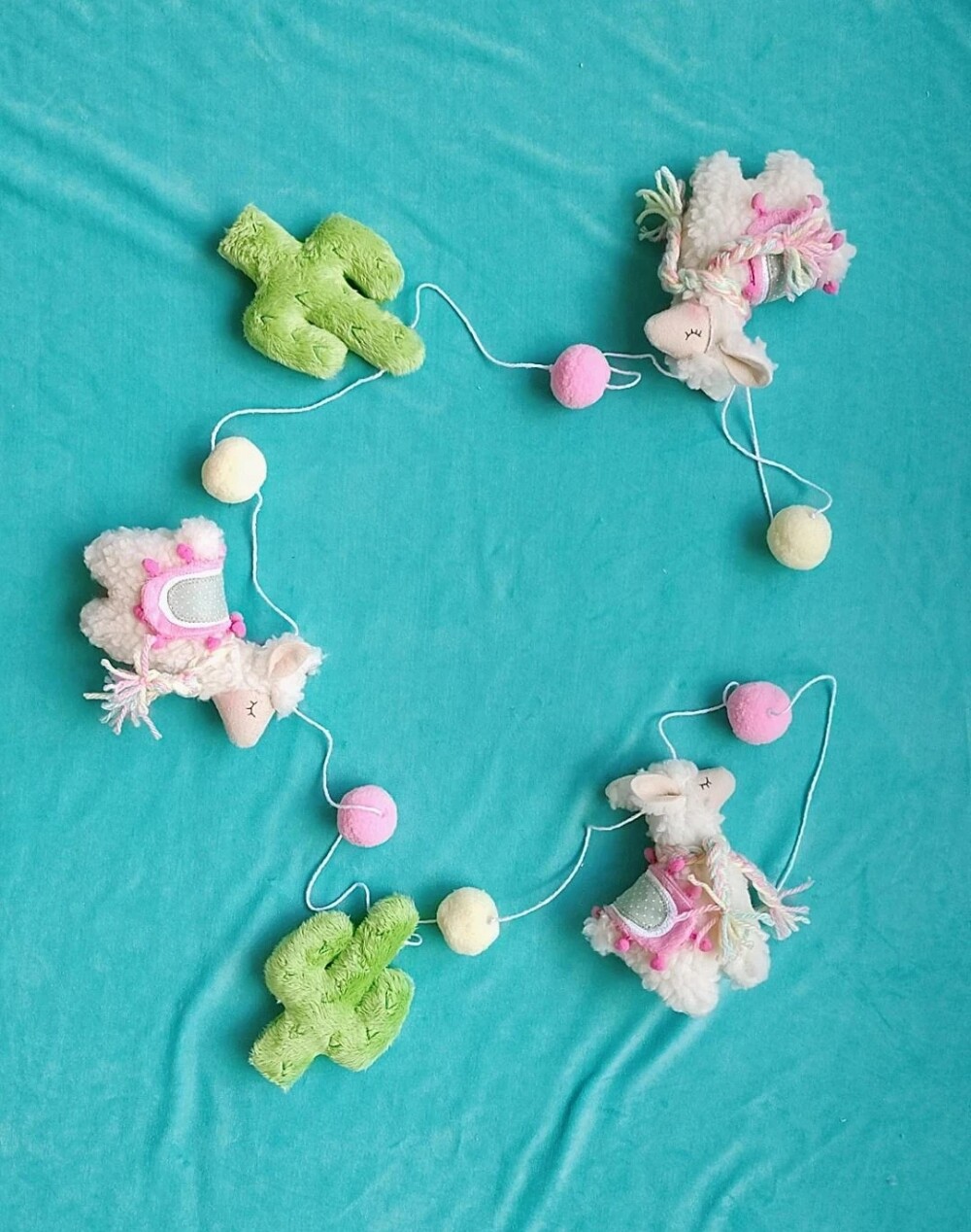 varal de berço lhamas e cactos de pelucia decoração infantil