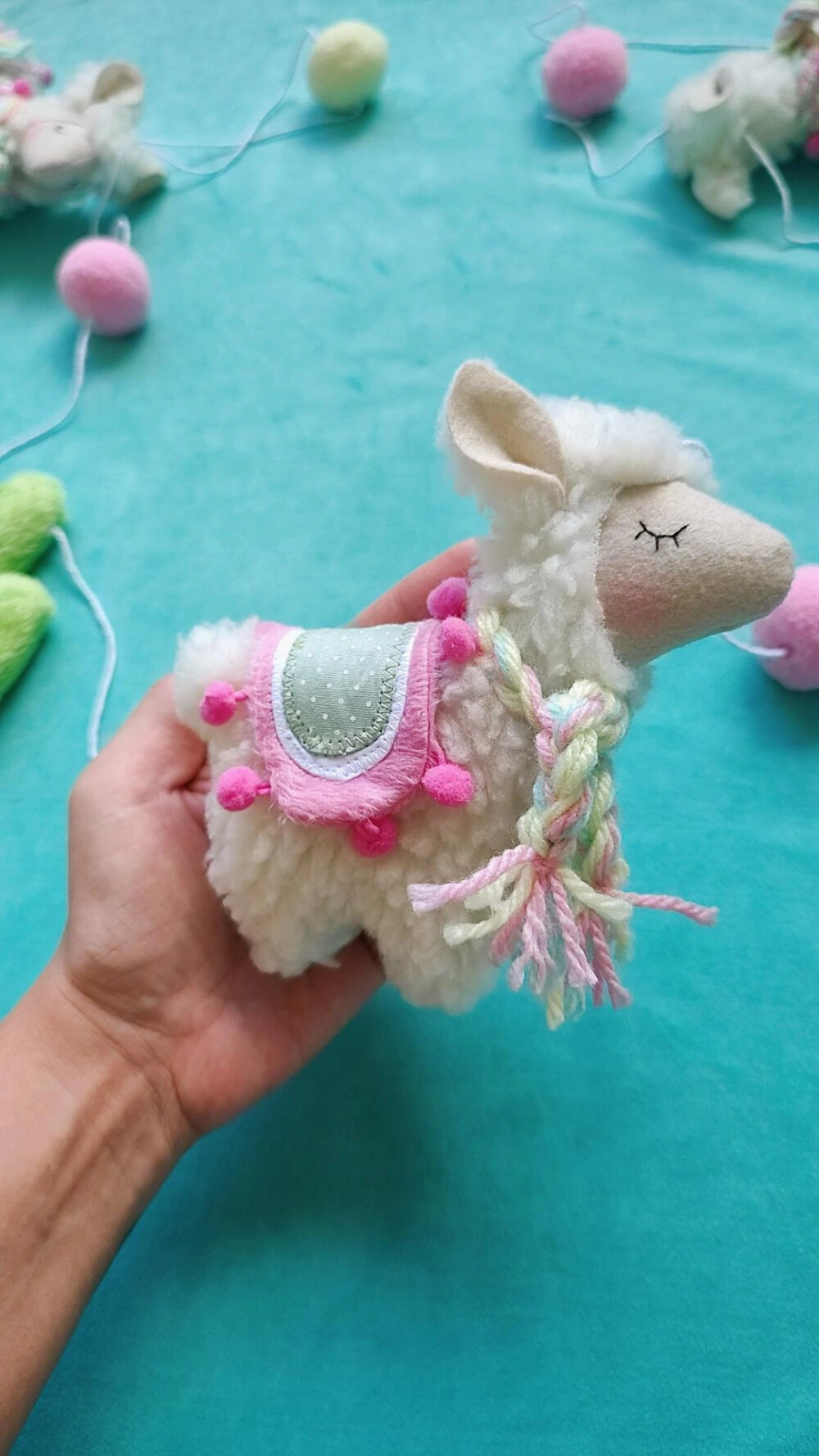 varal de berço lhamas e cactos de pelucia decoração infantil