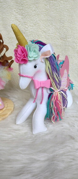 kit Boneca cabelo ondulado e Unicórnio  pra Decoração