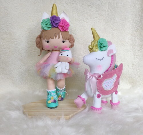 Boneca e unicornio para decoração(modelo de botinha)