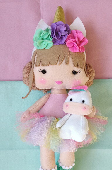 Boneca e unicornio para decoração(modelo de botinha)
