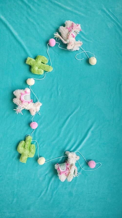 varal de berço lhamas e cactos de pelucia decoração infantil