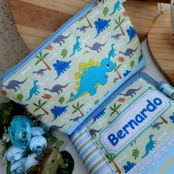 Capa para Carteira de Vacinação com Bolsos + Necesdinossauro