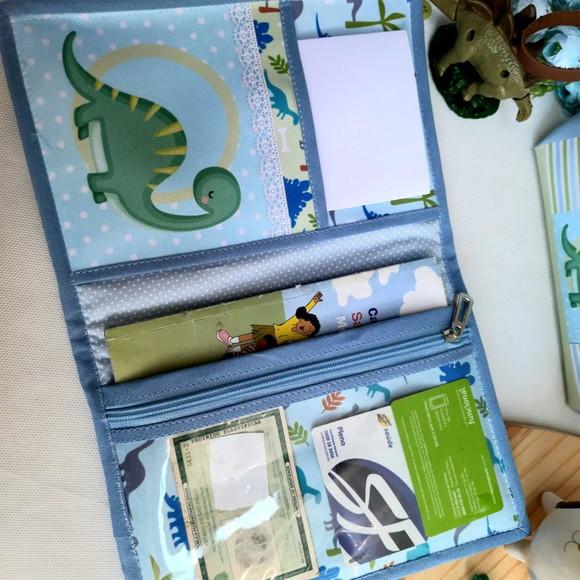 Capa para Carteira de Vacinação com Bolsos Dinossauro