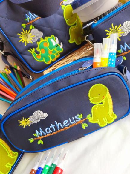 Kit escolar 4 peças material sintético Dinossauro