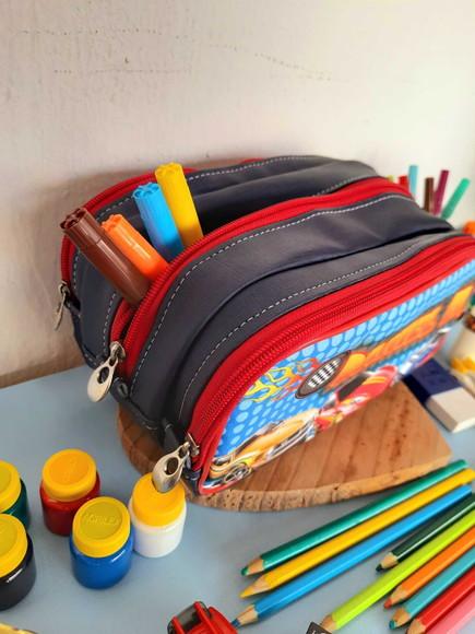 Mochila / Bolsa de Rodinhas e Estojo Triplo Hotweels