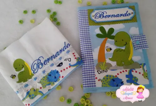 Capa para carteira de vacinação + fralda de boca Dinossauro