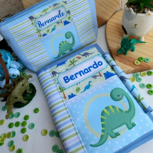 Capa para Carteira de Vacinação com Bolsos + Necesdinossauro