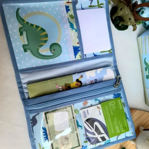 Capa para Carteira de Vacinação com Bolsos Dinossauro